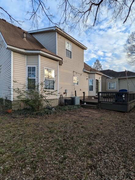 Backyard and deck - 2703 Rosedale Pl