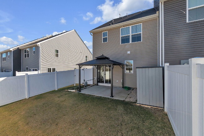 Building Photo - Beautiful 3 Bedroom, 2.5 Bathroom Townhome with 1-Car Garage $1,650/mo rent