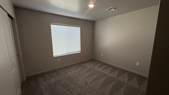 Building Photo - Light and airy 3-bed, 3-bath townhome in one of the area’s most highly desired Red Hawk area.