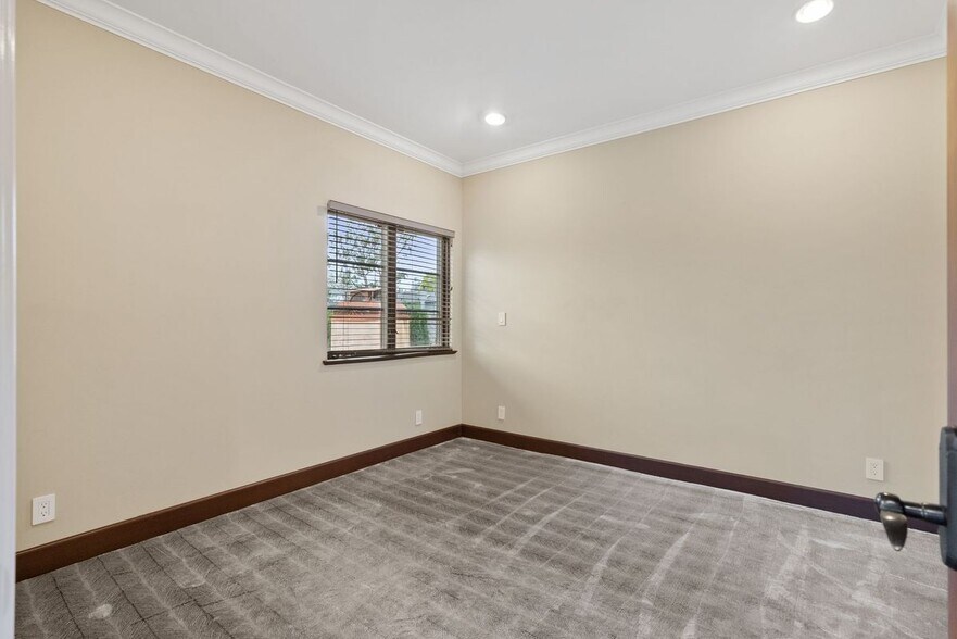 Building Photo - 512 Lakeview Way