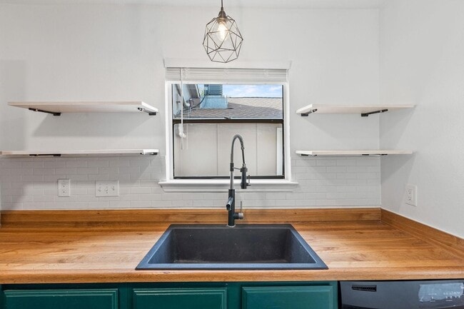 Building Photo - 1712 Timber Ridge Rd