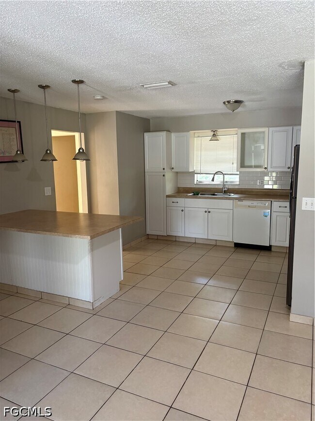 Building Photo - 102 Oak Dr