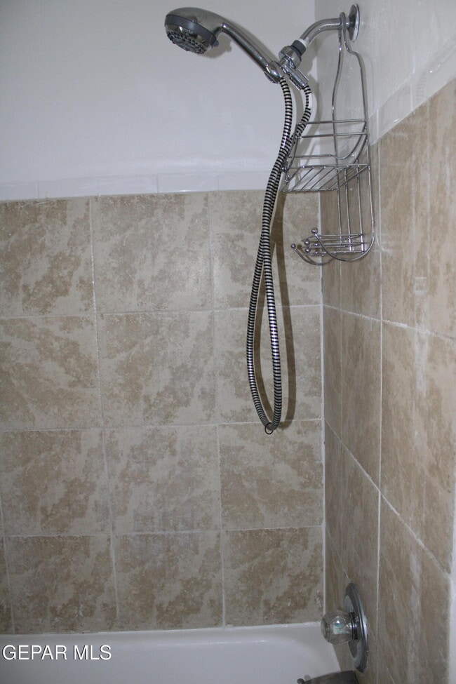 Building Photo - 1405 Clausen Dr