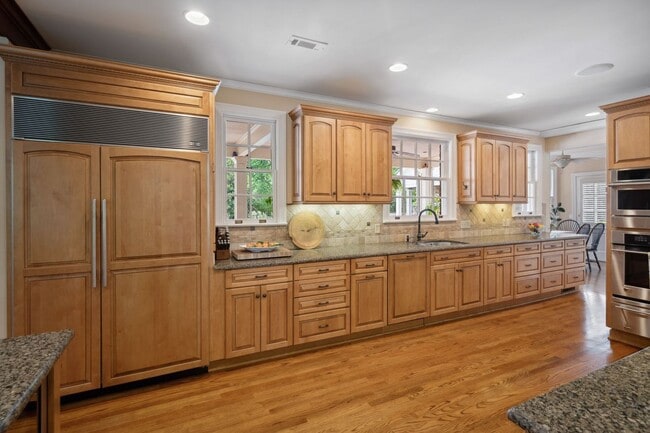Building Photo - Extremely RARE opportunity in Green Hills