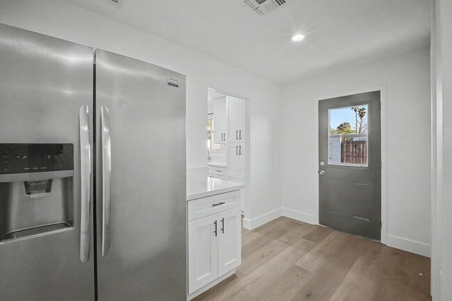 Building Photo - 6 Bed/ 3 Bath with Pool