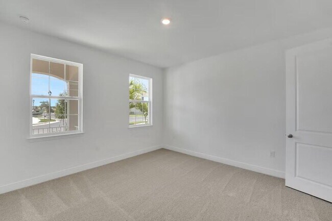 Building Photo - "Spacious 4-Bedroom Gem with 3 Full Baths in Charming Winter Garden!"