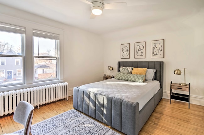 Building Photo - Charming Upper Level Duplex