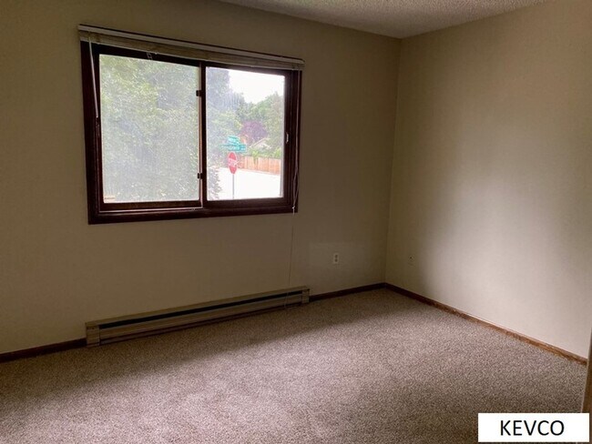 Building Photo - Charming House with Open Floor Plan