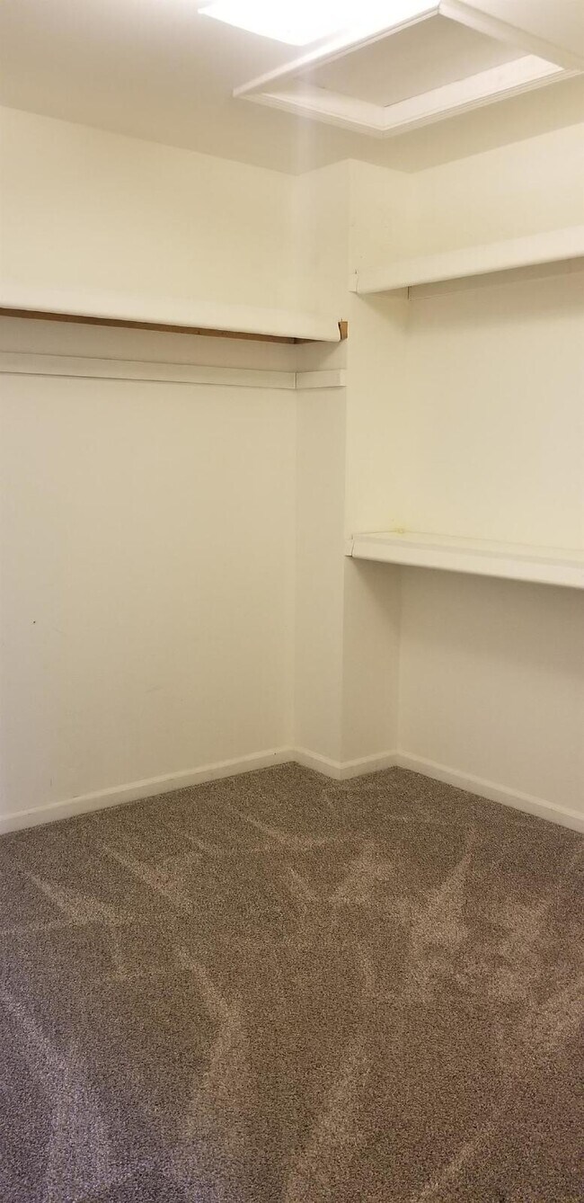 Building Photo - 2 Bedroom, 1.5 Bath Townhouse w/ Garage & Huge Master Bedroom. Full Sized Washer & Dryer In Unit.