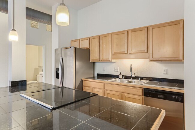 Building Photo - Bright & Spacious Studio in LoHi - Avail. ...