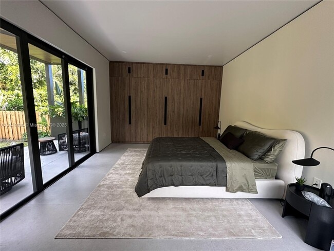 Building Photo - 1065 NE 119th St