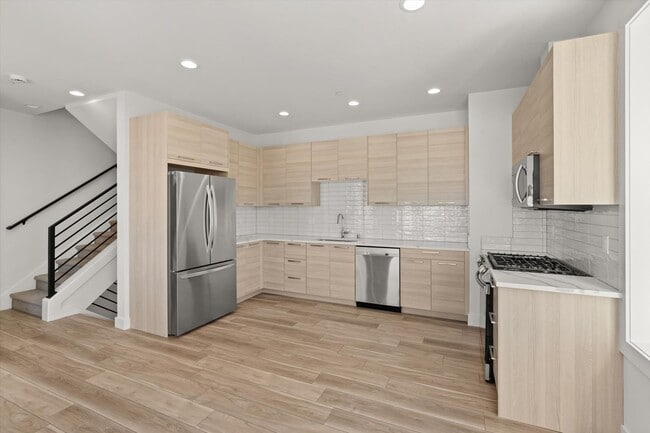 Building Photo - Beautiful Greenwood Townhome with Rooftop ...