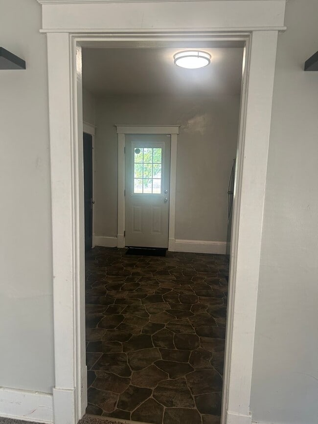 Building Photo - 2 Bedroom/ 1 Bath