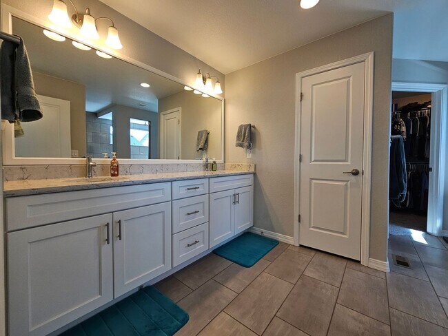 Building Photo - Beautiful 5-bedroom, 5-bathroom home in the desirable Banning Lewis Ranch community!