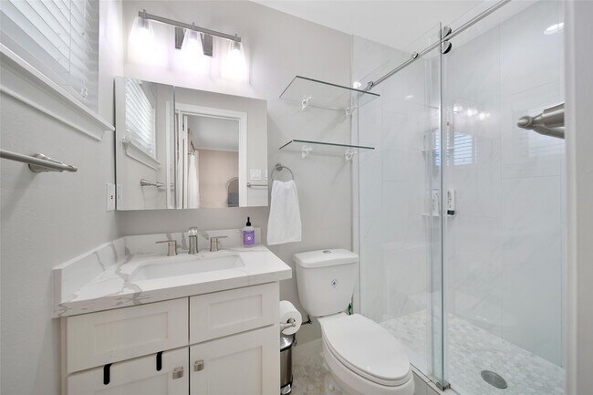 Building Photo - 4402 Fallbrook Dr
