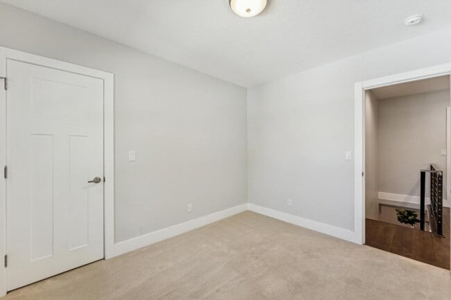 Building Photo - 1041 Yale Ave S