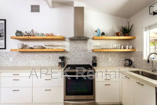 Building Photo - 547 N Sunrise Way