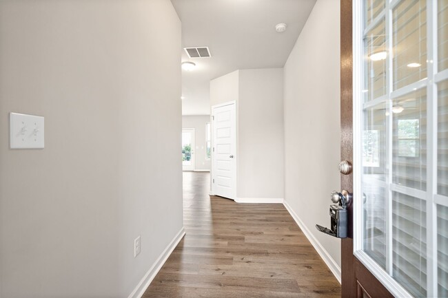 Building Photo - Modern 3 bed 2.5 Bath Town Home in Oakwood...