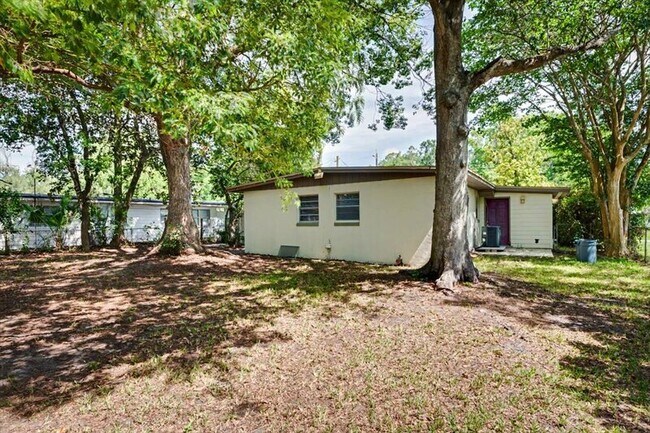 Building Photo - 7010 Arques Rd