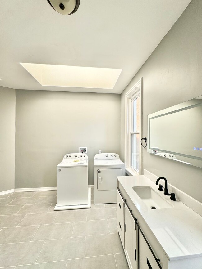 Building Photo - renovated 4 bedroom and 2 bathroom townhouse