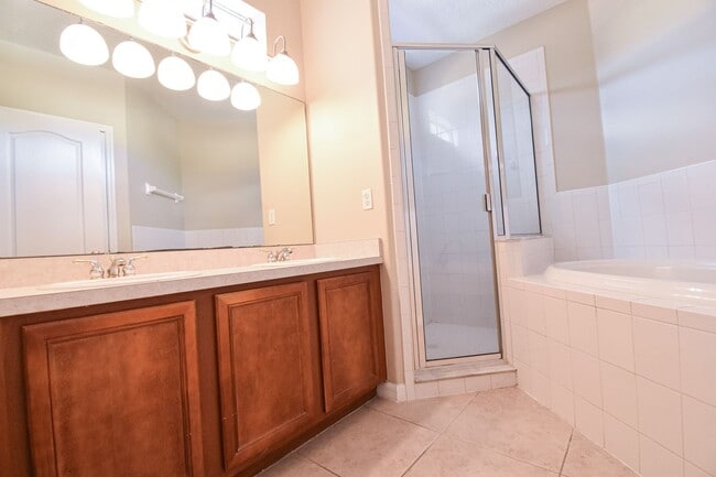 Building Photo - Beautiful 3 Bedroom 2.5 Bath 2 Story Key W...