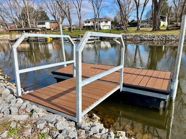 Building Photo - 202 Edgewater Dr