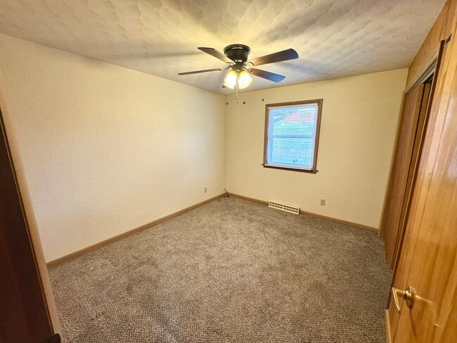 Building Photo - 3 Bedroom / 2 Bath House located on Stodda...