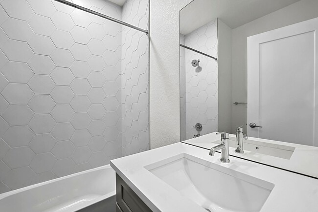 Building Photo - Beautiful End Unit at Overlook Station