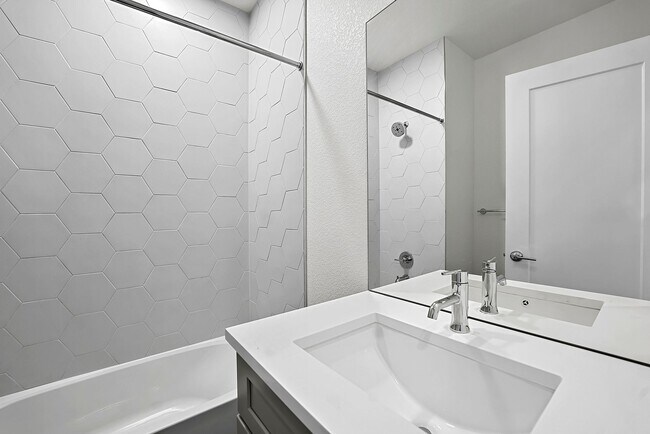 Building Photo - Last Townhouse Available! Beautiful Newer Build Close to Overlook Station