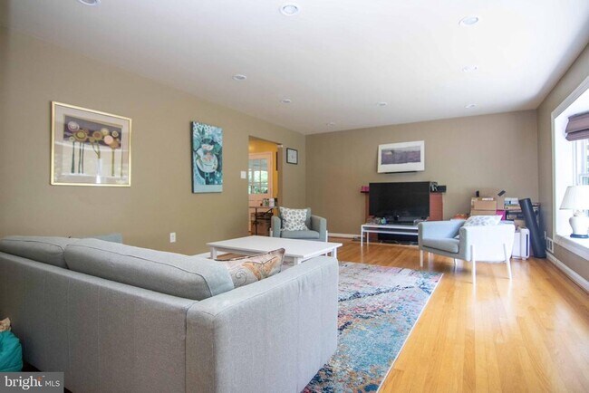 Building Photo - 2205 Parker Ave