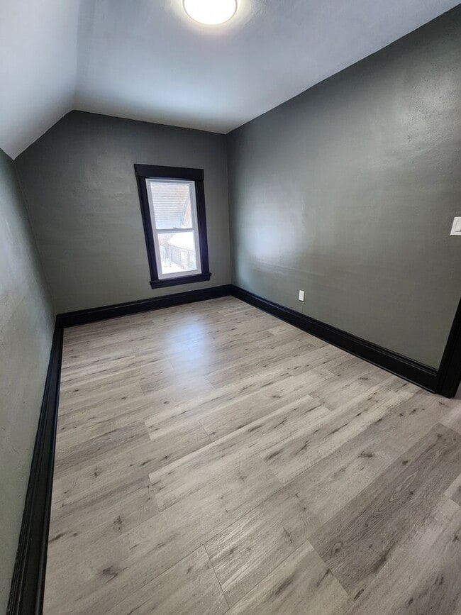 Building Photo - 3 Bedroom/ 1 Bathroom Single Family Home!