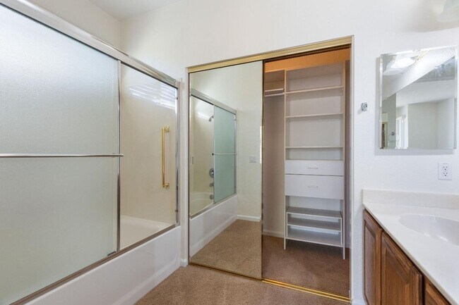 Building Photo - Sun City Lincoln Hills - property on quiet courtyard with garden service