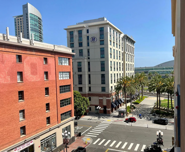 Building Photo - Fantastic Penthouse Unit Downtown Marina D...