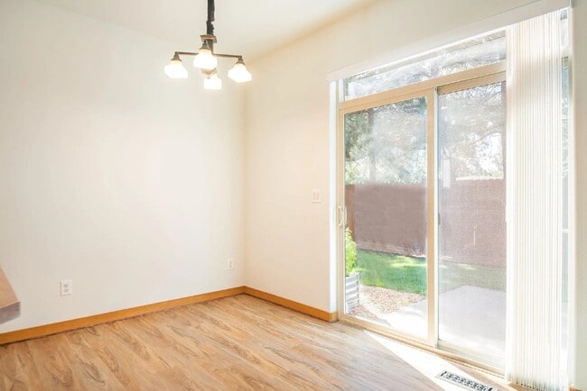 Building Photo - 3/2.5 home in SE Bend close to shopping an...
