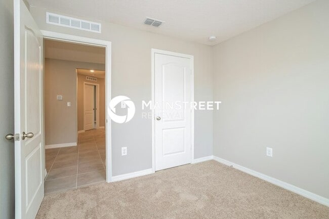Building Photo - 5 Bedroom Pet-Friendly Home in Mascotte, FL with Main Street Renewal