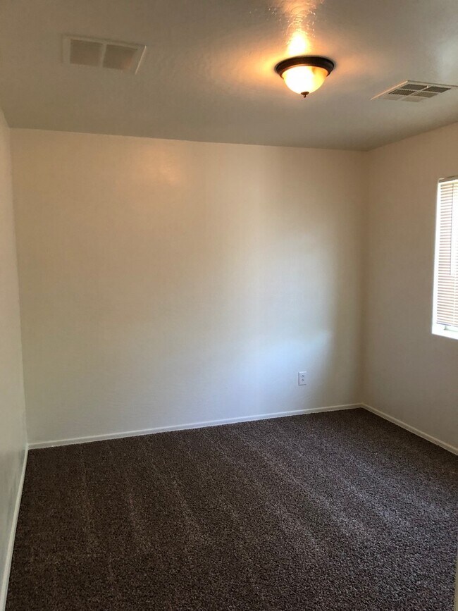 Building Photo - Massive 4 bedroom- 3 car garage- Large loft- Maricopa