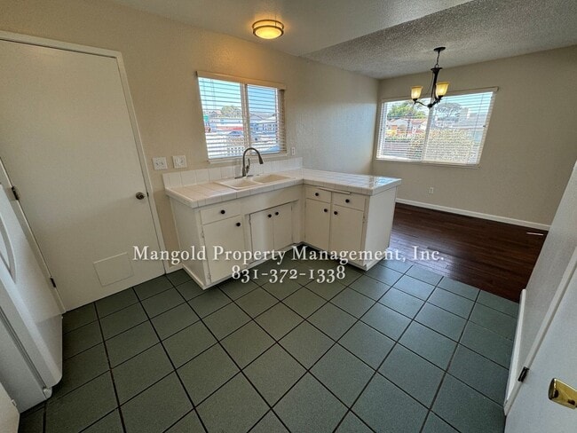 Building Photo - Great Home Located In Seaside Neighborhood with Fenced Back Yard!