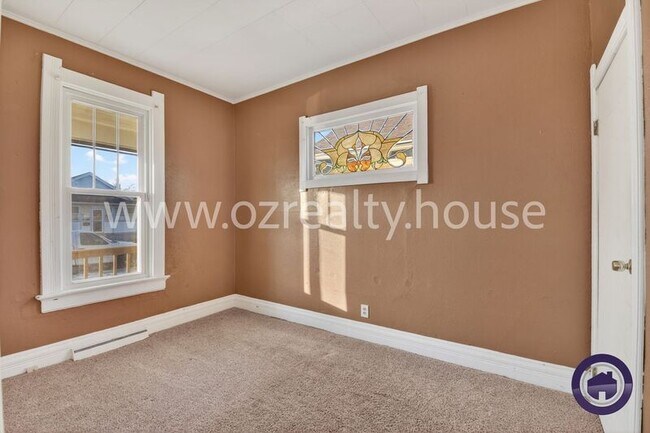 Building Photo - 837 Lorain St