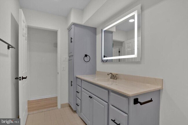 Building Photo - 915 Chanticleer
