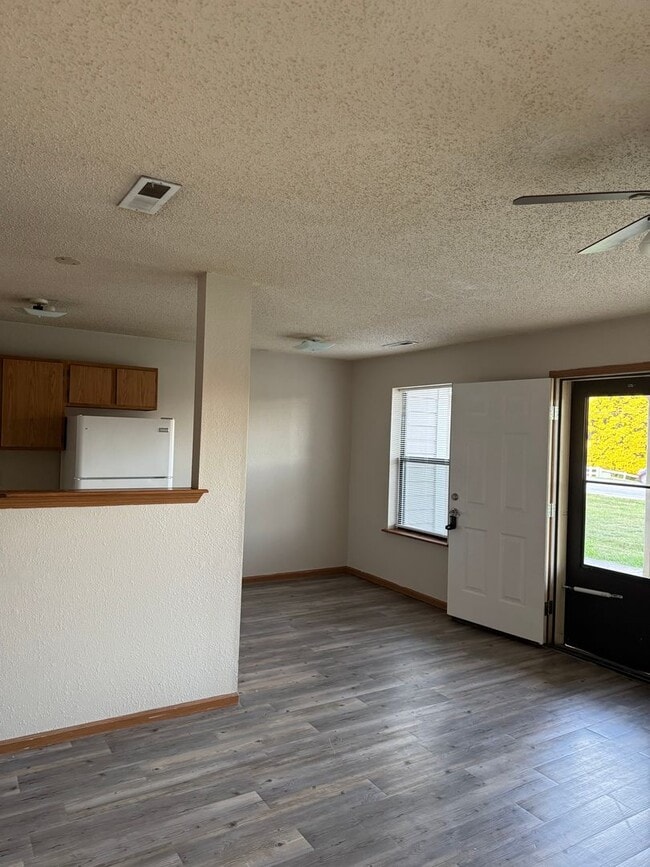 Building Photo - Ground Level 2 Bedroom Apartment w/ Washer...