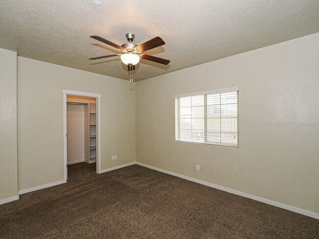 Building Photo - 3 Bedroom, 2 Bathroom Condo