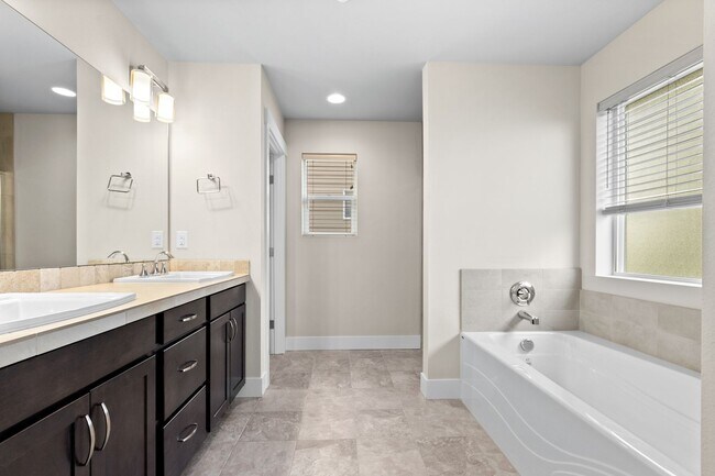 Building Photo - 3Bd/2.5Ba Lynnwood Home