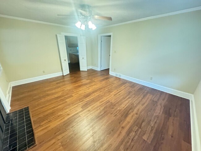 Building Photo - 3bd/2ba House on a Corner Lot very close t...