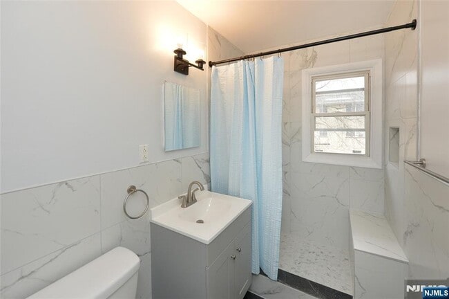 Building Photo - 421 Leonhardt Dr