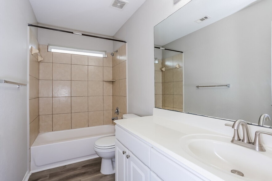Building Photo - 5202 El Tigre Ln
