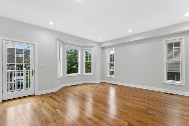 Building Photo - 14 1st St