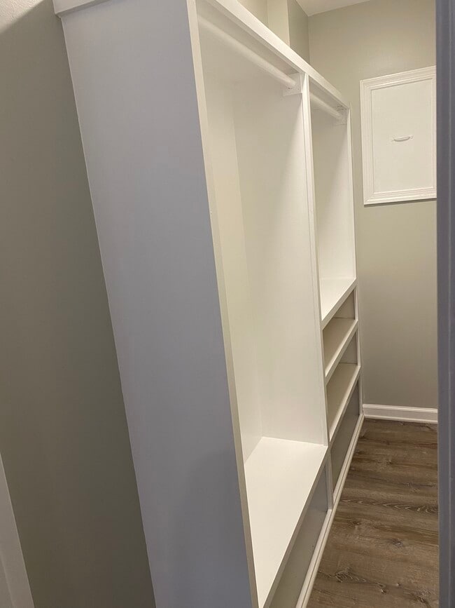 Building Photo - 1009 N Van Dorn St