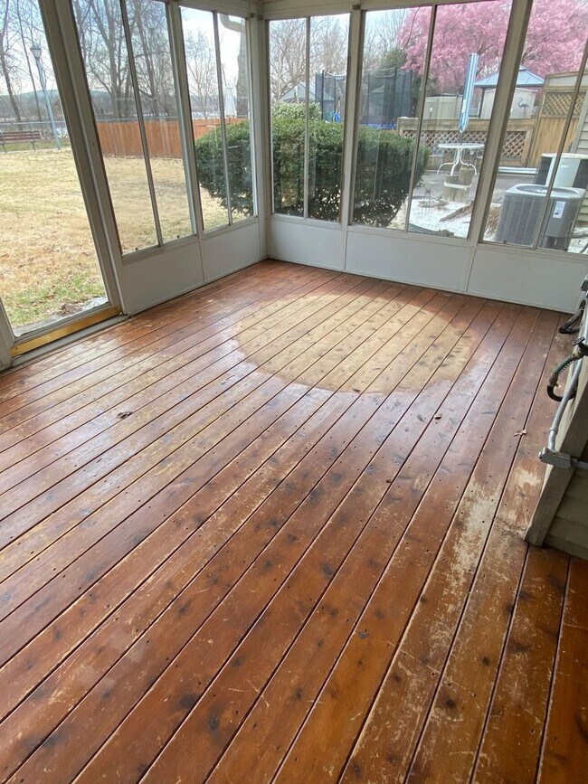 Building Photo - Nice 2 bedroom townhome with a view!