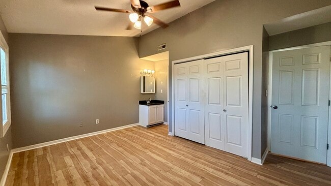 Building Photo - 6086 S Bay Dr