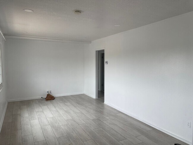 Building Photo - 3 Bed, 2 Bath House, New Kitchen plus 2 Bonus Rooms/Office in La Mesa!